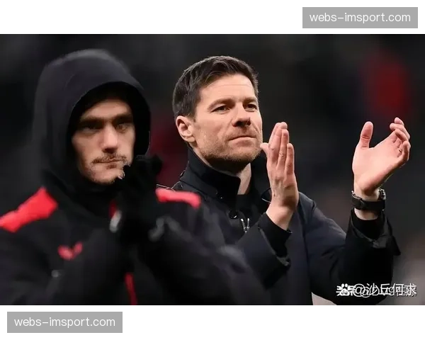 场边趣闻:勒沃库森主帅阿隆索与对方教练席昔日队友寒暄 场边趣闻:勒沃库森主帅阿隆索与对方教练席昔日队友寒暄